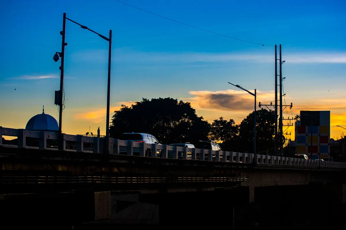Smart Streetlights vs. Traditional Streetlights: Costs, Savings, and Safety